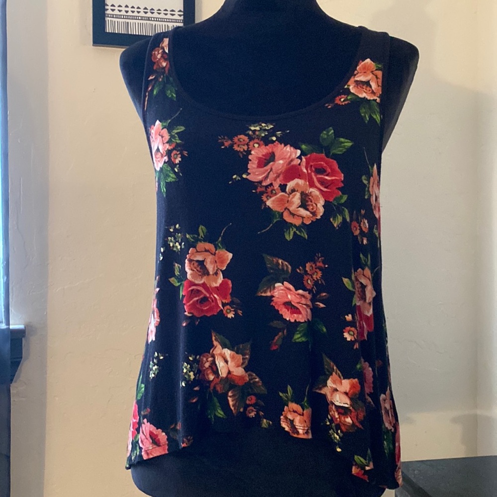 Super Cute Black tank top w/ open back 🥰🥰